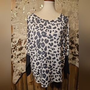 Chic Grey and White Leopard Print Top